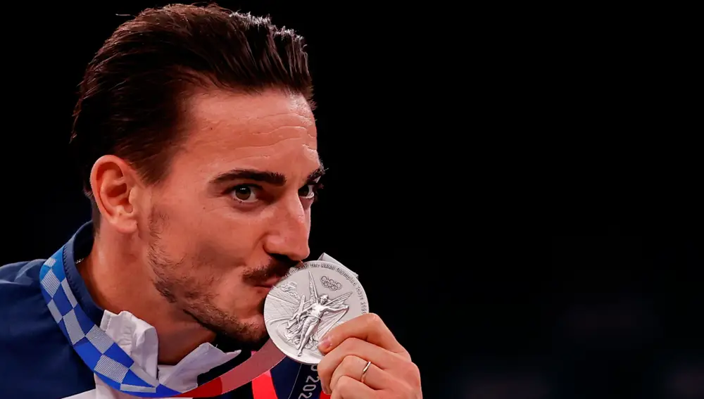 Damián Quintero besa su medalla en el estadio Nippon Budokan en Tokio