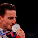 Damián Quintero besa su medalla en el estadio Nippon Budokan en Tokio