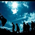 Voluntarios de la ARMH buscan en Piedrafita de Babia (León), la localización de una fosa, ayudados por un excavadora