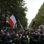 Manifestantes protestan en París contra el pase sanitario y la obligatoriedad de la vacuna