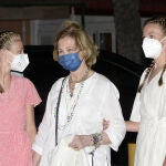 La Princesa Leonor y la Infanta Sofía por las calles de Palma de Mallorca, en compañía de su abuela, la Reina Sofía