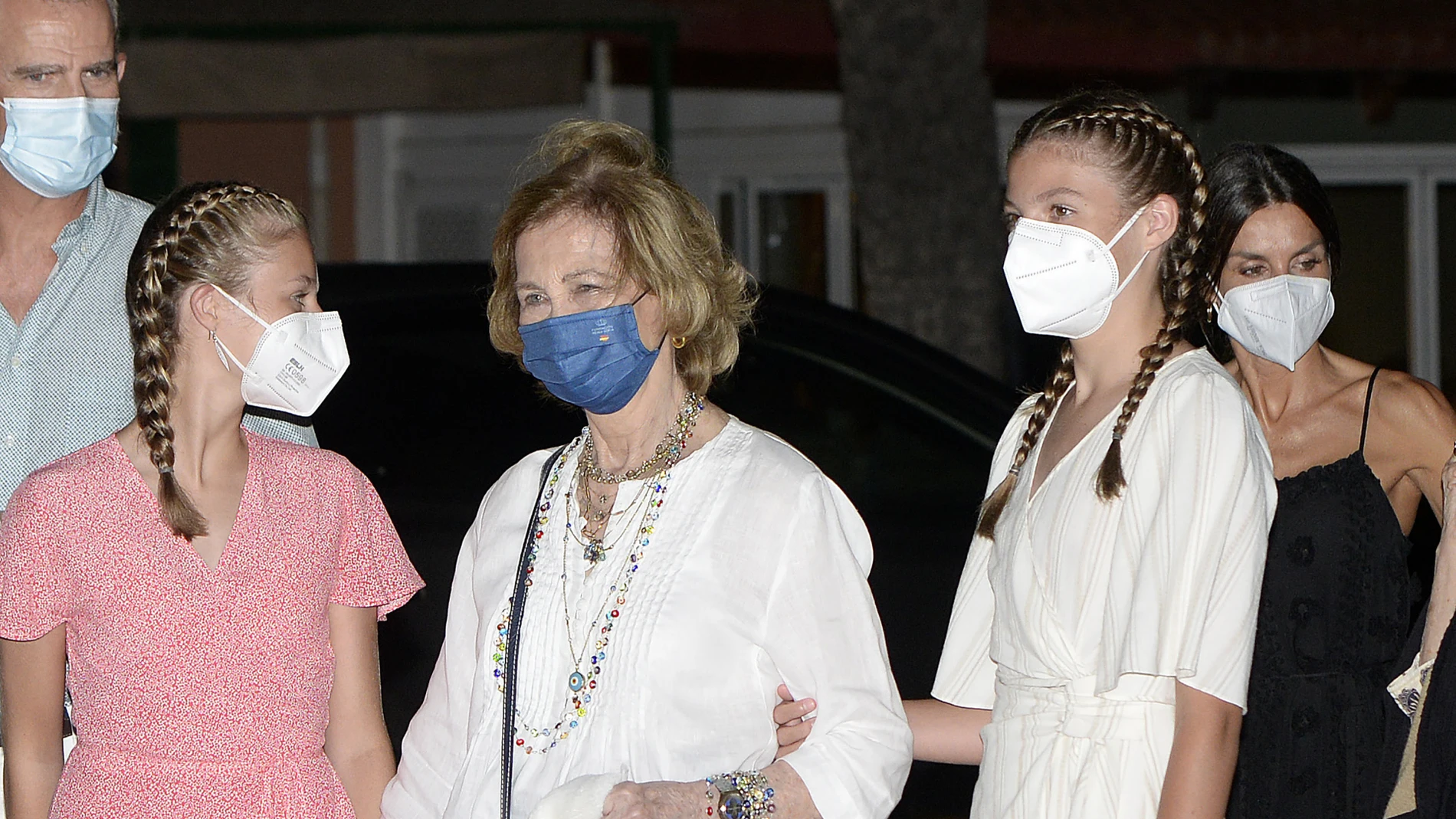 La Princesa Leonor y la Infanta Sofía por las calles de Palma de Mallorca, en compañía de su abuela, la Reina Sofía