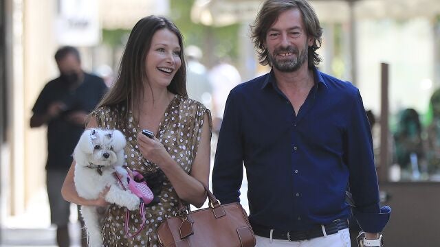 Esther Doña y el juez Santiago Pedraz en Madrid.
