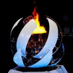 La llama olímpica apagándose en el Estadio Nacional de Tokio