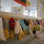 Chaquetas de los alumnos colgadas en la pared de la Escuela Infantil Gloria Fuertes.