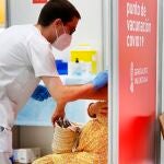 La unidad UCI del hospital La Fe de València ha atendido, desde el inicio de la pandemia, a ocho mujeres embarazadas, que han superado la enfermedad, y solo una de ellas ha tenido que ir al paritorio para que le practicaran una cesárea urgente. Foto de archivo