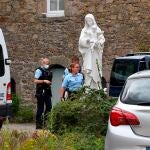 Gendarmes inspeccionan en Saint-laurent-sur-sevre el lugar donde fue asesinado el párraco
