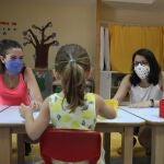 Dos docentes imparten clase a una alumna en la Escuela Infantil