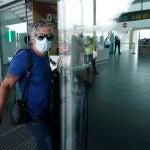 El padre del delantero argentino Lionel Messi, Jorge Messi, a su llegada este mediodía a la Terminal corporativa del Aeropuerto del Prat de Barcelona