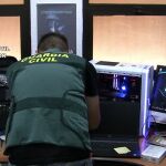 Uno de los agentes, en plena operación para detectar a los ciberdelincuentes