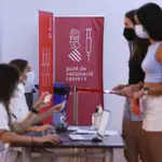 Varios adolecentes en el registro, después de recibir la primera dosis de la vacuna Pfizer en el punto de vacunación de Xátiva, el pasado mes de agosto