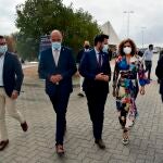 La ministra de Hacienda, María Jesús Montero (2d), acompañada de diversas autoridades, momentos antes de colocar la primera piedra de el nuevo Recinto Fiscal Bahía de Algeciras