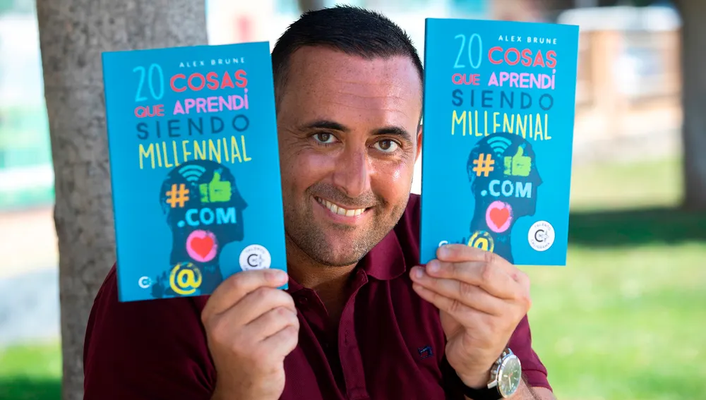 El escritor peñíscolano Óscar Iranzo reflexiona, bajo el pseudónimo de Alex Brune, y desde la perspectiva de un "millennial", sobre las redes sociales, su impacto en nuestro día a día, la salud mental y las habilidades sociales en una época de "hooligans" en una entrevista con la Agencia EFE. EFE/Domenech Castelló