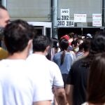 Jóvenes nacidos en 2002, 2003 y 2004 hacen cola para vacunarse contra el coronavirus en Valladolid