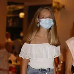 La Princesa Leonor sale a cenar en Mallorca con sus padres los Reyes y su hermana la Infanta Sofía.