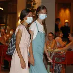 La Infanta Sofía sale a cenar en Mallorca con sus padres los Reyes y su hermana la Princesa Leonor.