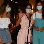 La reina Letizia, junto a la princesa Leonor (i) y la infanta Sofía (d), salen juntas tras cenar con el rey este martes en un restaurante en Palma de Mallorca.