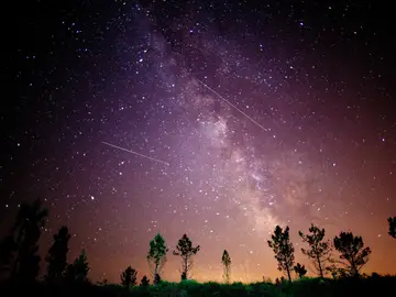 El cielo desde el concello coruñés de Monfero con varios meteoros de las conocidas como perseidas El cielo desde el concello coruñés de Monfero con varios meteoros de las conocidas como perseidas