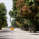 Un hombre pasea por el Parque del Retiro de Madrid