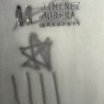Pintadas en la puerta del despacho de abogados. TWITTER