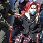 Foto de Archivo: La expresidenta interina de Bolivia Jeanine Áñez (c) es trasladada a un centro médico en La Paz (Bolivia)