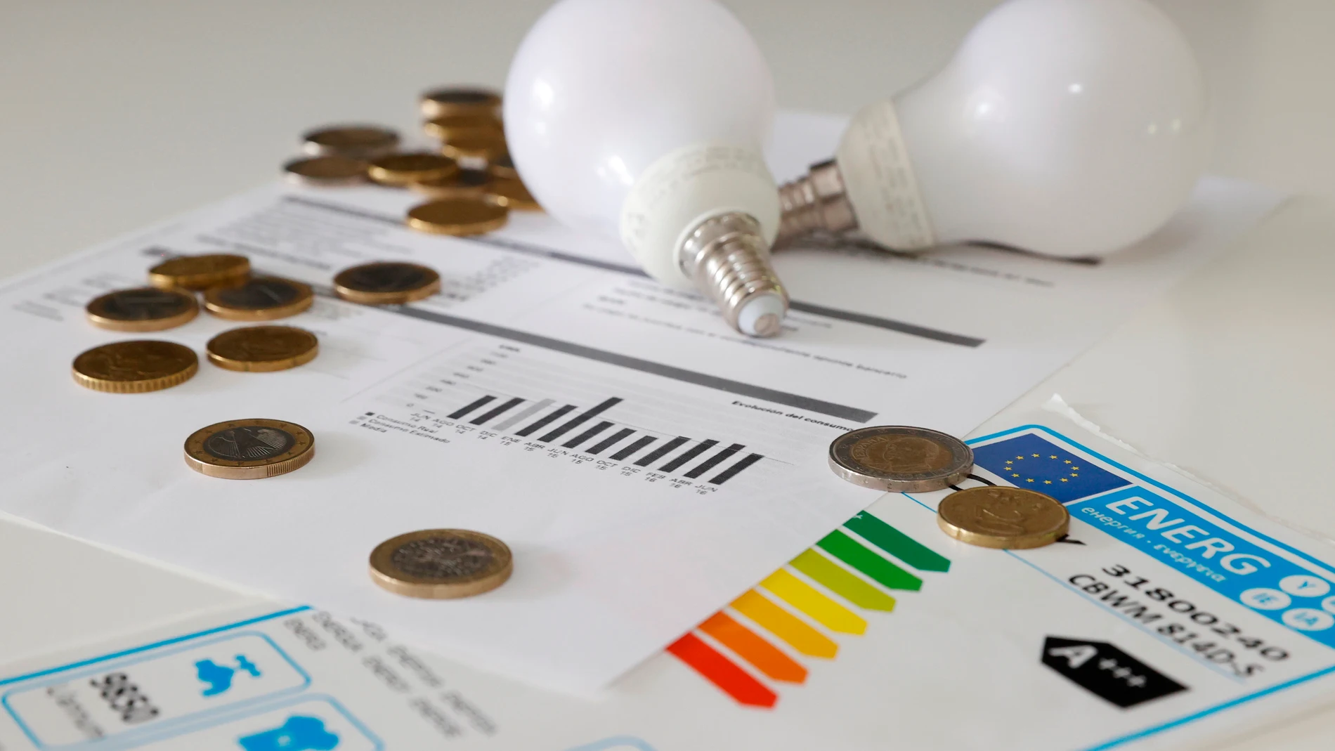 El recibo de la luz de hogares e industrias sigue por encima del promedio de los últimos años