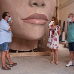 El artista fallero Manolo Martín; la concejala del área de Desarrollo Económico y teniente de alcalde, Pilar Bernabé, y el artista fallero José Ramón Espuig conversan durante una visita en la Ciutat de l'Artista Faller