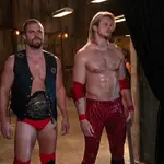 Stephen Amell (izquierda) y Alexander Ludwig protagonizan "Heels", que se estrena hoy en StarzPlay