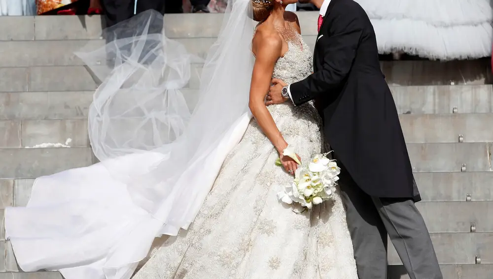 Unos novios salen de la iglesia de Los Jerónimos de Madrid tras contraer matrimonio