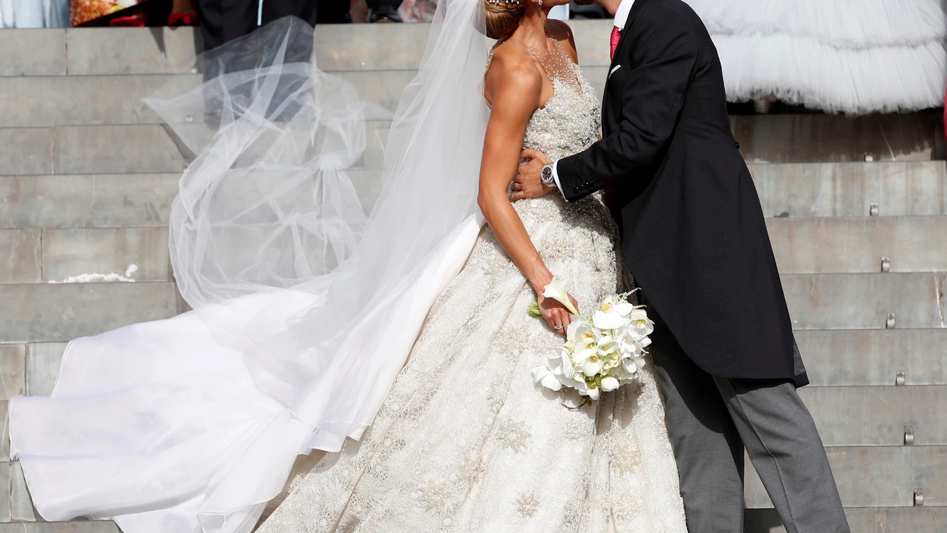Unos novios salen de la iglesia de Los Jerónimos de Madrid tras contraer matrimonio