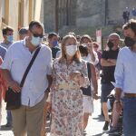 La vicesecretaria de Política Social del Partido Popular, Ana Pastor, junto al alcalde de Villafranca del Bierzo (León), Jose Manuel Pereira (I), y el presidente del PP en León, Javier Santiago (D), durante su visita a la localidad
