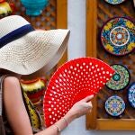 Una turista se protege de las altas temperaturas en Córdoba