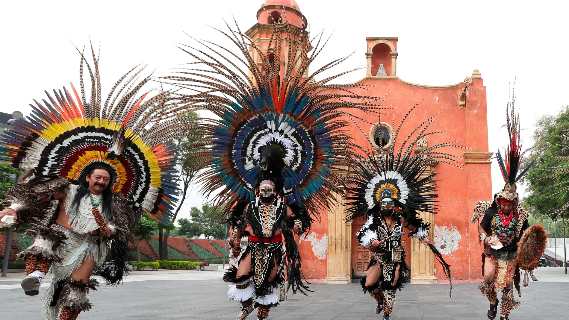 La explanada de la Plaza Toaxcoaque de la capital mexicana se vistió este viernes con danzas y rituales para conmemorar y reclamar la memoria del día de libertad de los pueblos originarios antes de la conquista española del 13 de agosto de 1521