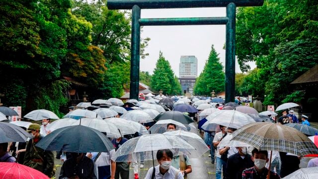 -FOTODELDÍA- TOKIO (JAPÓN), 15/08/2021.- Varias personas visitan el santuario de Yasukuni para rendir homenaje a los muertos en la guerra en el 76 aniversario del final de la Segunda Guerra Mundial, en Tokio, Japón, el 15 de agosto de 2021. El Gobierno japonés ofició hoy, día en que se cumplen 76 años de la rendición nipona que puso fin a la II Guerra Mundial, una ceremonia en Tokio para recordar a aquellos que perdieron la vida en el frente asiático de esta contienda. EFE/Kimimasa Mayama