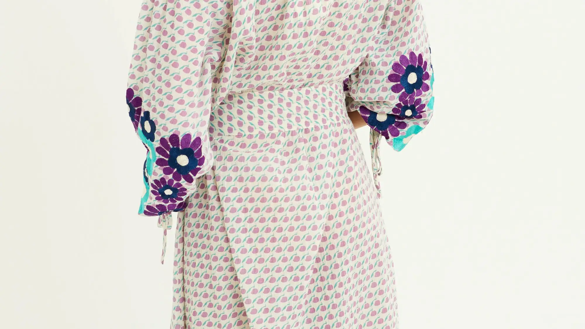 Vestido largo bordado por detrás