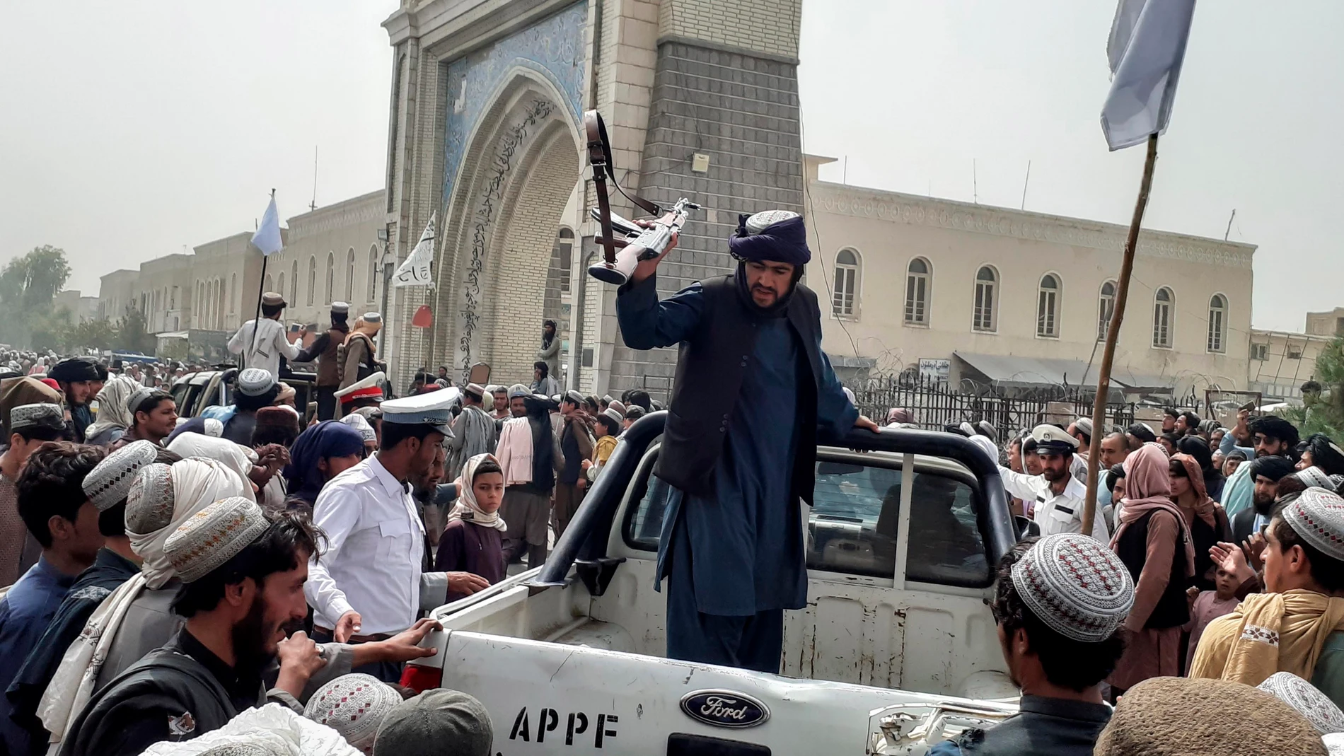 Un dirigente taliban se dirige a la multitud en las calles de Kandahar en Afganistán