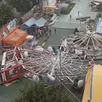 Imagen de la noria derribada por el viento en la playa de Gandia