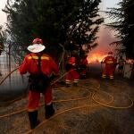 Efectivos de la Unidad Militar de Emergencias (UME) trabajan en la extinción del incendio, declarado en los municipios abulenses de Navalacruz y Cepeda de la Mora y La Parra