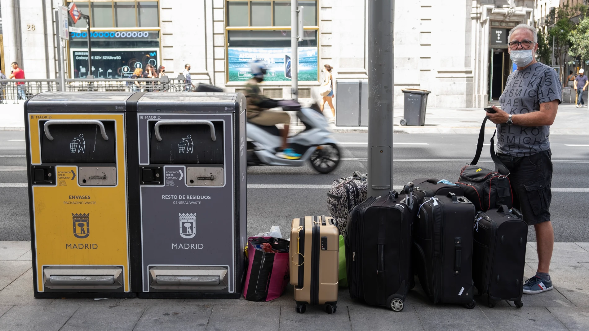 Imagen de un turista con numerosas maletas en la Gran Vía de Madrid.