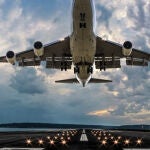 Un avión en pleno despegue