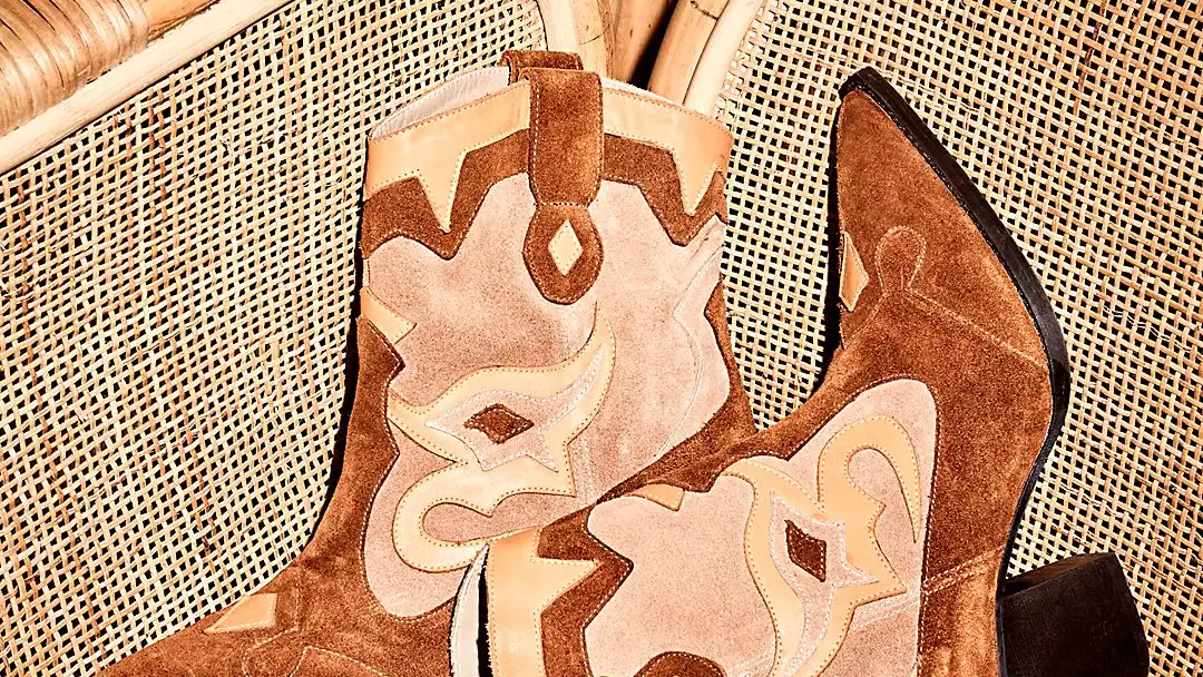 Botas cowboy con dibujos en ante de colores, de Free People
