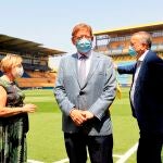El president de la Generalitat, Ximo Puig, visita en Vila-real el punto de vacunación contra la COVID-19 en el estadio de la Cerámica. Asisten también la consellera de Sanidad Universal y Salud Pública, Ana Barceló, y presidente del Villarreal CF, Fernando Roig