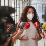 La consejera de la Igualdad, Rocío Ruiz, atiende este martes a los periodistas antes de la reunión de la Diputación Permanente del Parlamento de Andalucía