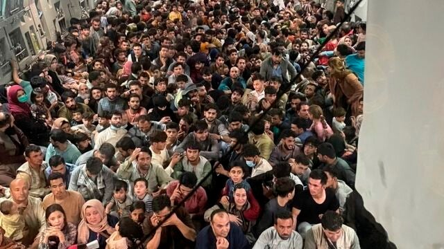 Aproximadamente 640 afganos huyen en un avión estadounidense de Kabul tras el ascenso de los talibán