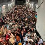 Aproximadamente 640 afganos huyen en un avión estadounidense de Kabul tras el ascenso de los talibán