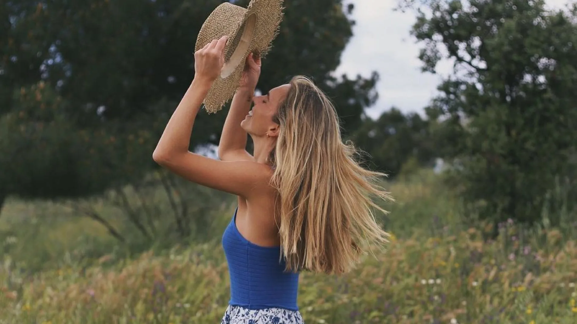 La Influencer Lucía Bárcena con vestido de Springfield