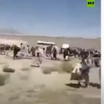 Un grupo de presos, tras ser liberados de la cárcel de Bagram, una de las más importantes de Afganistán