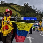 17 August 2021, Colombia, Ipiales: A demonstrator holds Colombia's national flag as drivers of public service vehicles hold protest on the Rumichaca International bridge that conects the countries of Colombia and Ecuador demanding the opening of the border because of Coronavirus (Covid-19) closure affecting the local economy in Ipiales. Photo: Camilo Erasso/LongVisual via ZUMA Press Wire/dpaCamilo Erasso/LongVisual via ZUM / DPA17/08/2021 ONLY FOR USE IN SPAIN