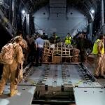 Un grupo de militares embarca en el primer avión A400M de las Fuerzas Armadas