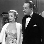 George Sanders, junto con Marilyn Monroe, en una escena de "Eva al desnudo"